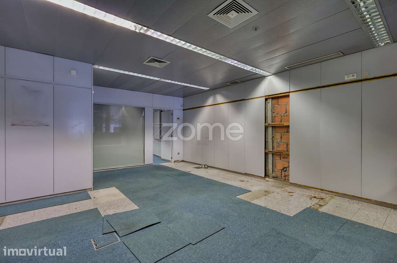 Vende-se loja 338m2 na rua Dr. Joaquim Manuel Costa em Valbom Gondomar