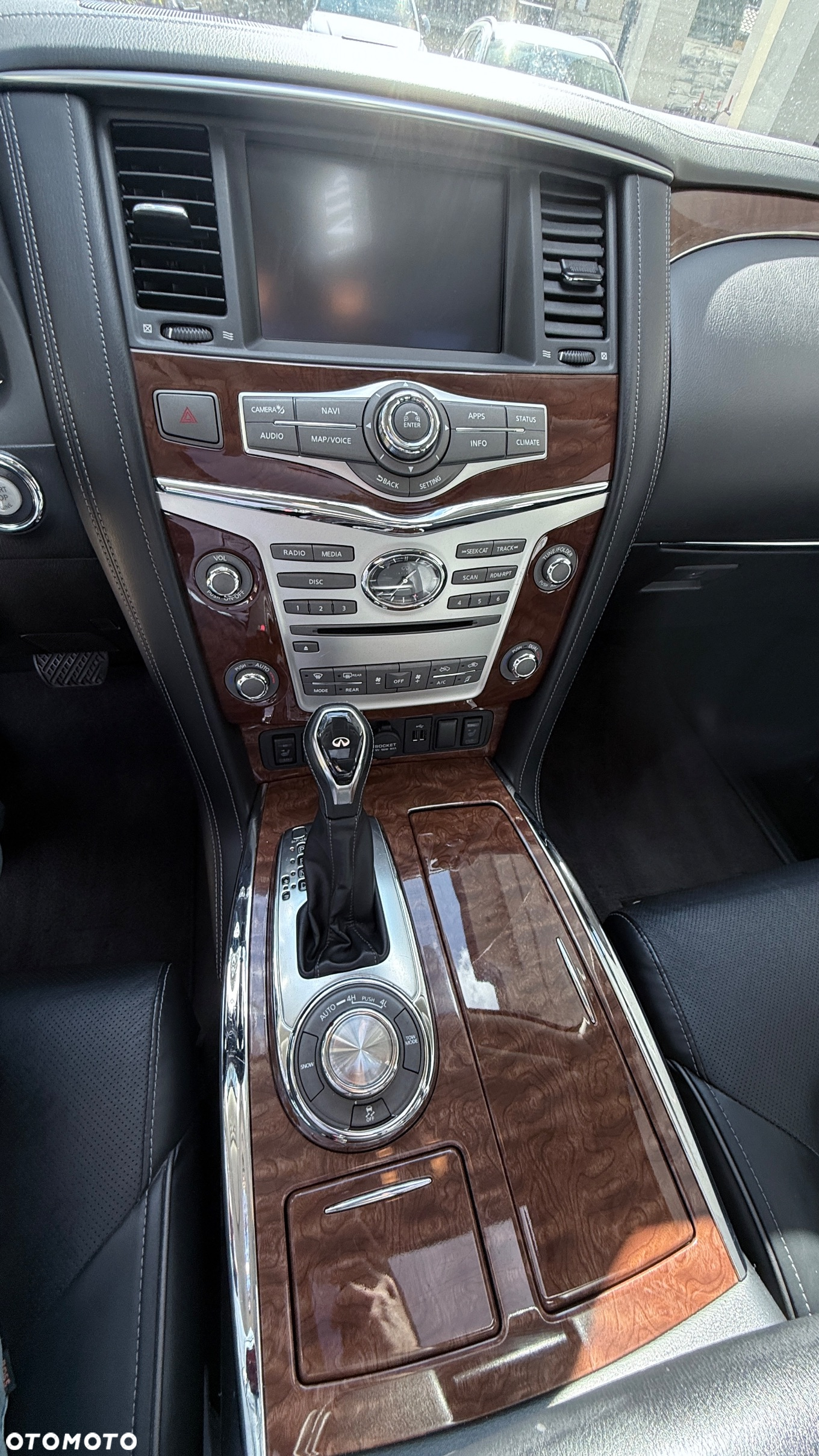 Infiniti QX80 - 15