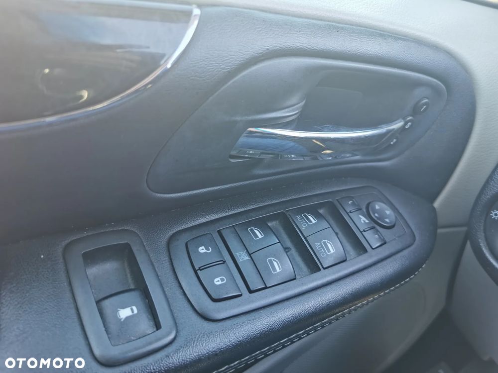 Chrysler Town & Country 3.6 Limited - 16