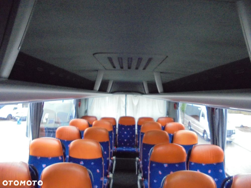 MAN R07 Lions Coach - 17