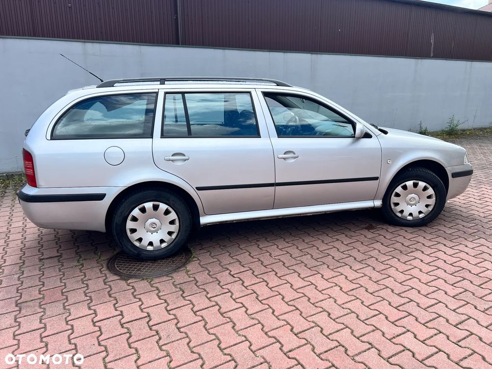 Skoda Octavia 1.6 Combi - 11