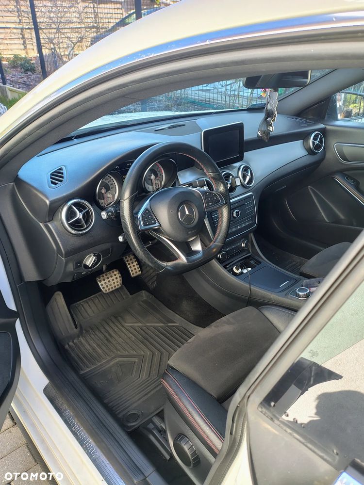 Mercedes-Benz CLA 200 7G-DCT AMG Line - 12