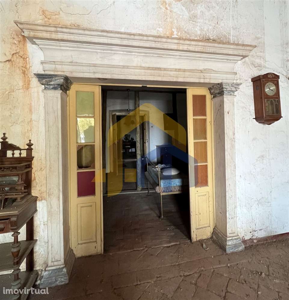 Prédio com habitação e serviços, no centro de Estremoz - Grande imagem: 3/15