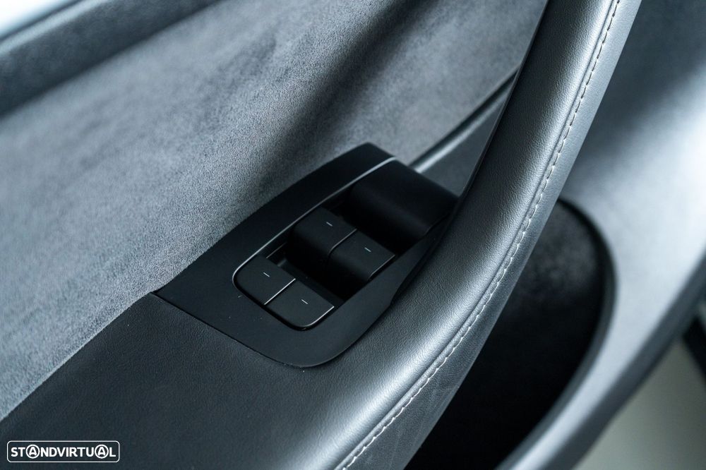 Tesla Model Y Long Range Dual Motor AWD - 22