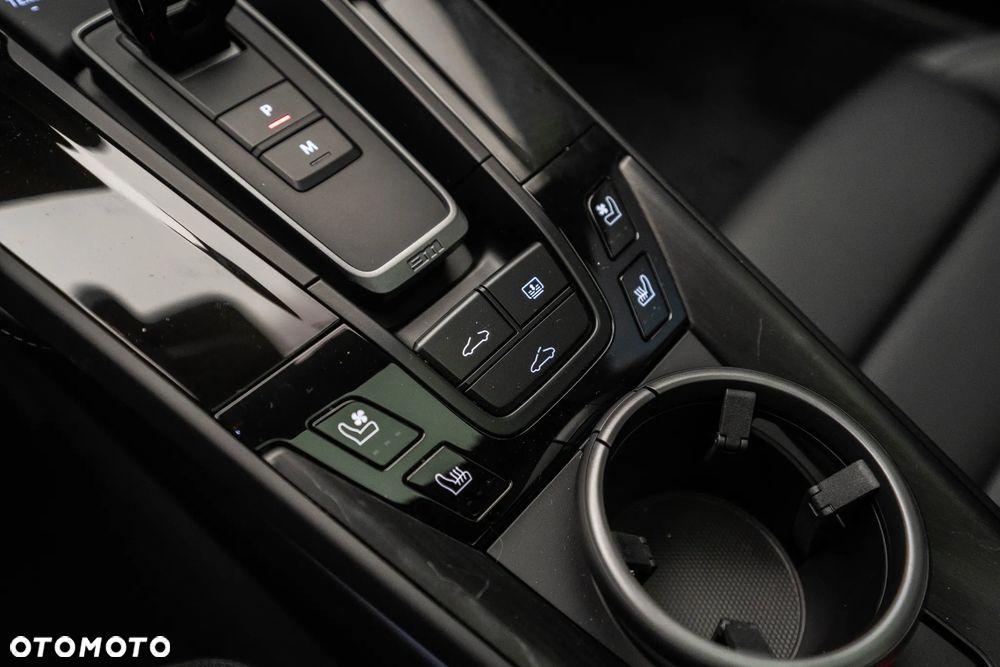 Porsche 911 Carrera T-Hybrid 4 GTS - 28