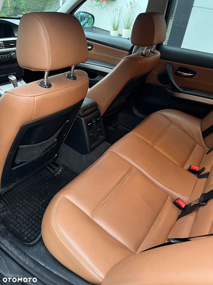 BMW Seria 3 318i Touring - 16