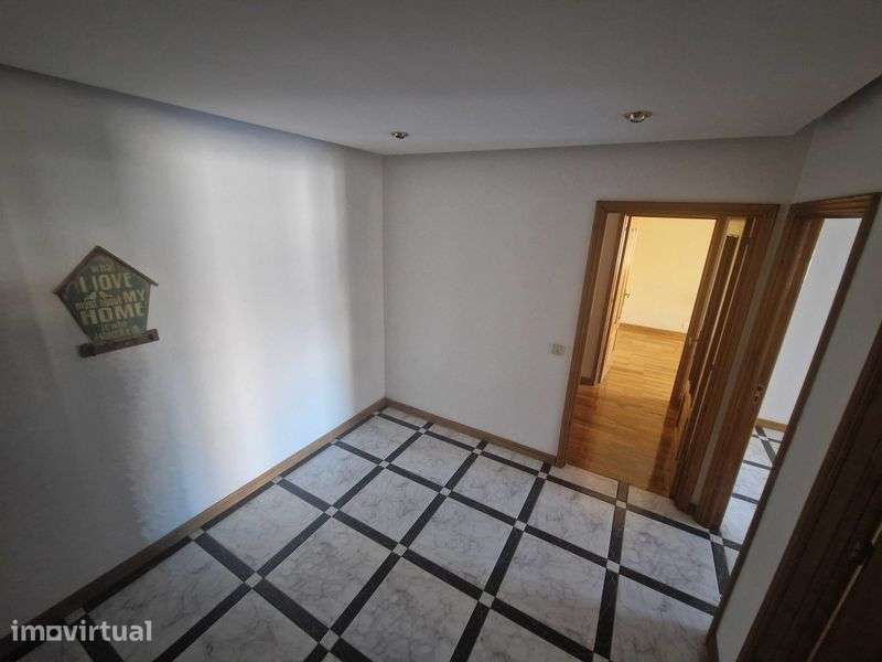 Aluga-se Apartamento T1 - Santo Ovídio - Junto ao Metro - Grande imagem: 3/10