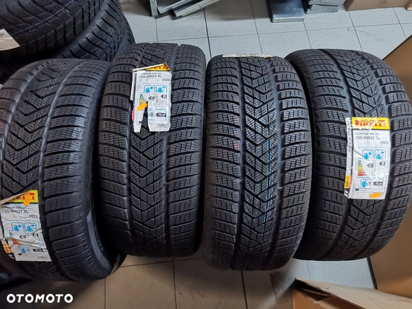 Opony zimowe 255/40R21 Pirelli Scorpion Winter 102V XL DOT2018 (2322)