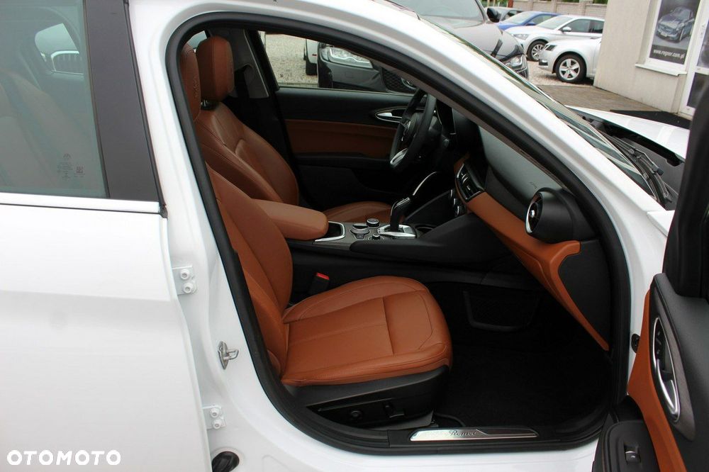 Alfa Romeo Giulia - 8