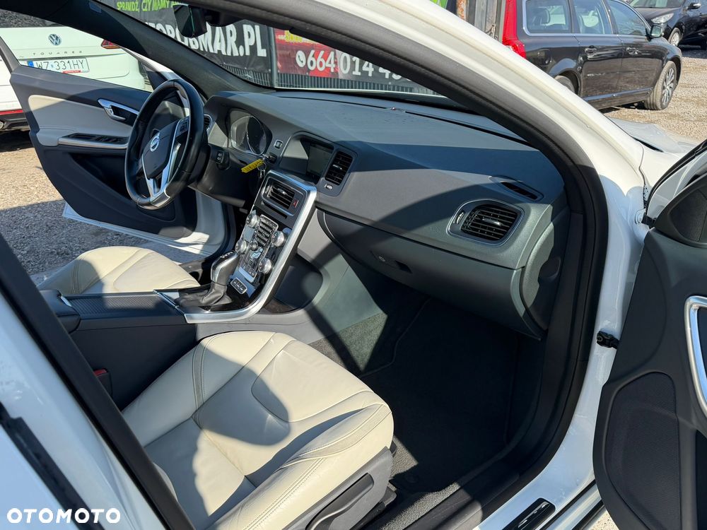 Volvo V60 D6 AWD Plug-in Hybrid Momentum - 14