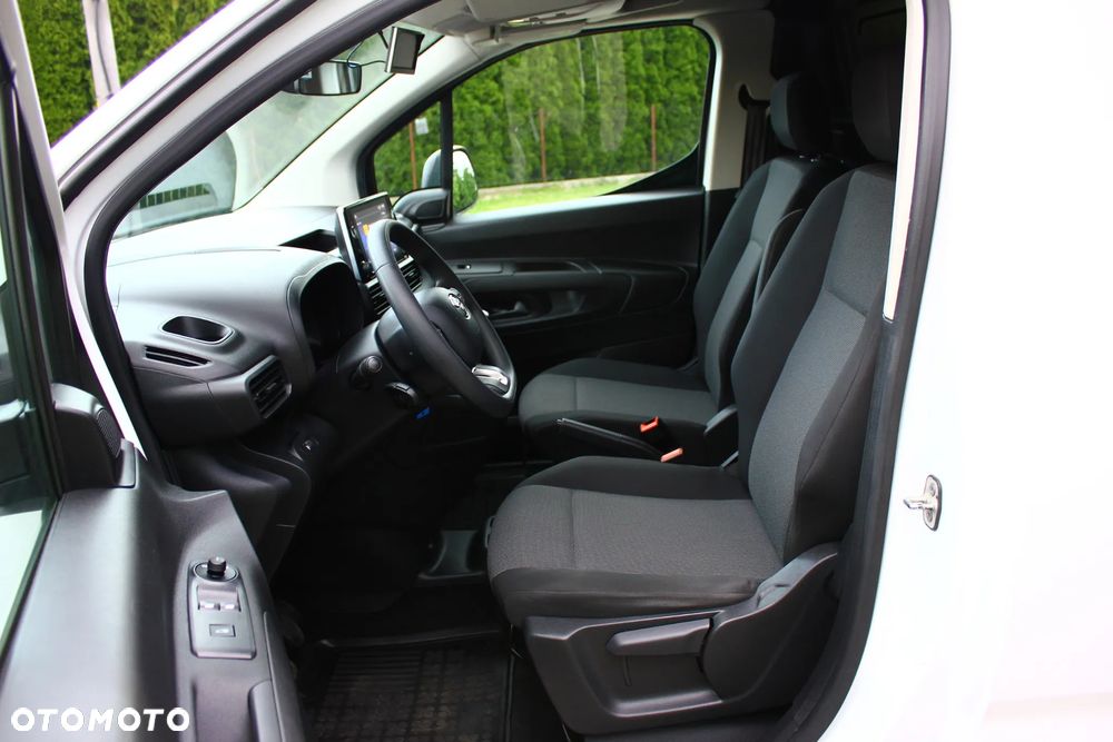 Toyota PROACE CITY BLASZAK 2 OSOBOWY 1.2 D-4T BENZYNA 110KM PEWNE AUTO FV23% - 22
