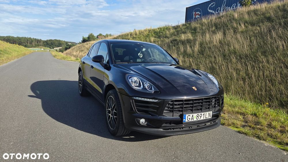 2017 Porsche Macan, photograph 3