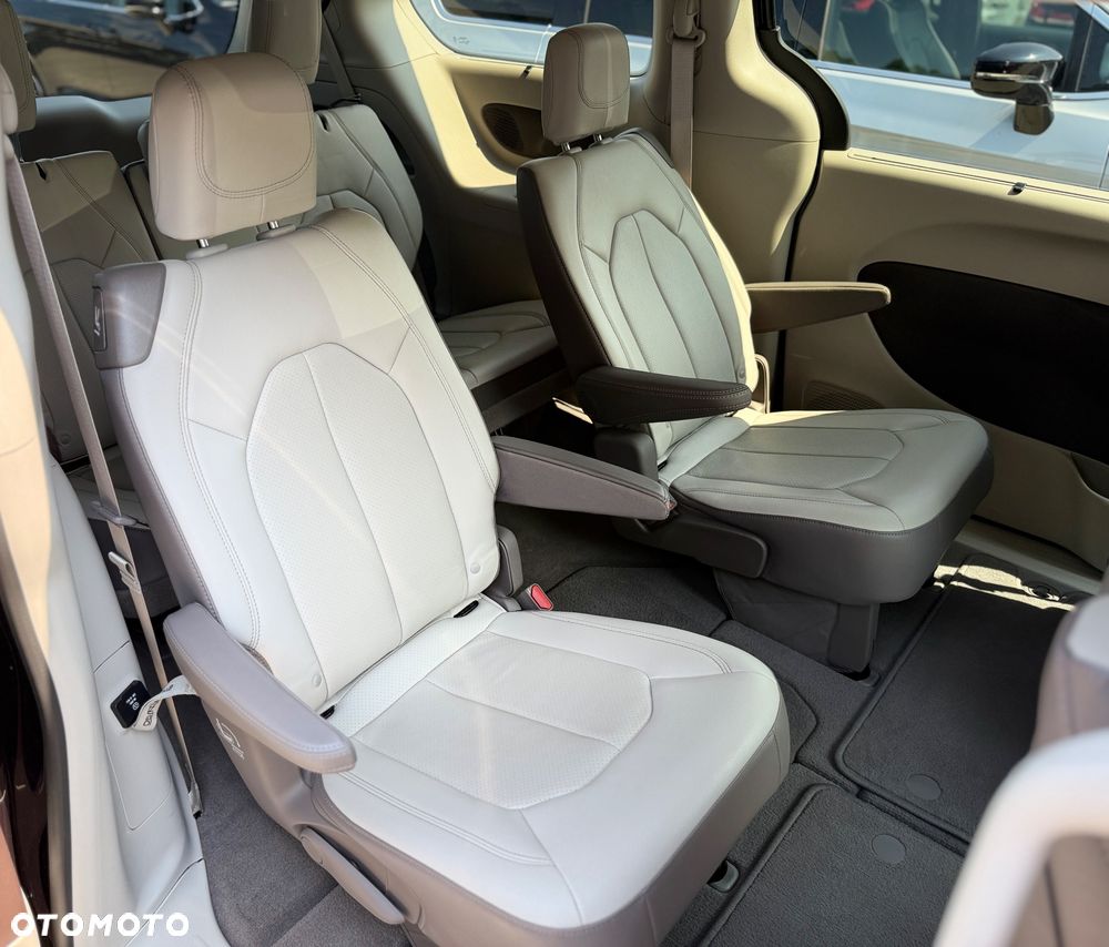 Chrysler Pacifica - 23
