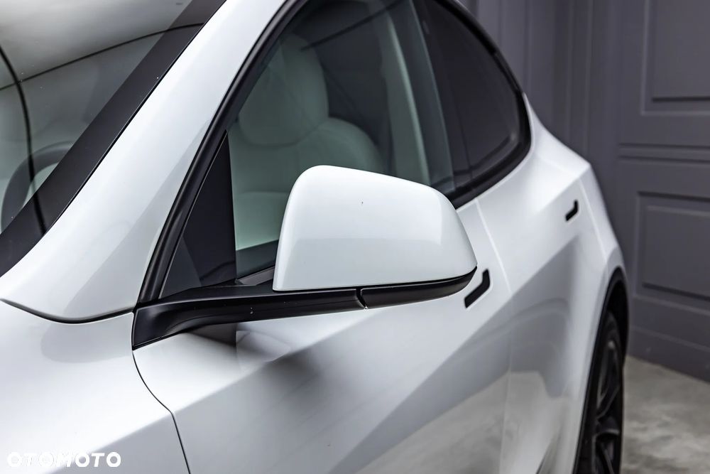 Tesla Model Y - 34