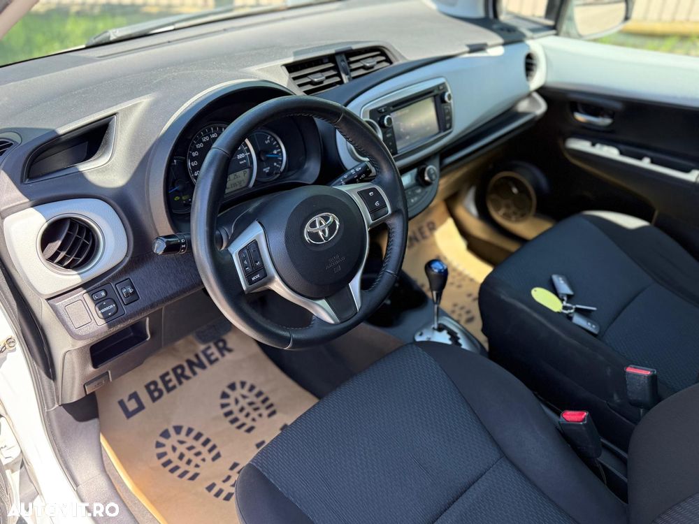 Toyota Yaris 1.5 VVT-i HSD Sol - 17