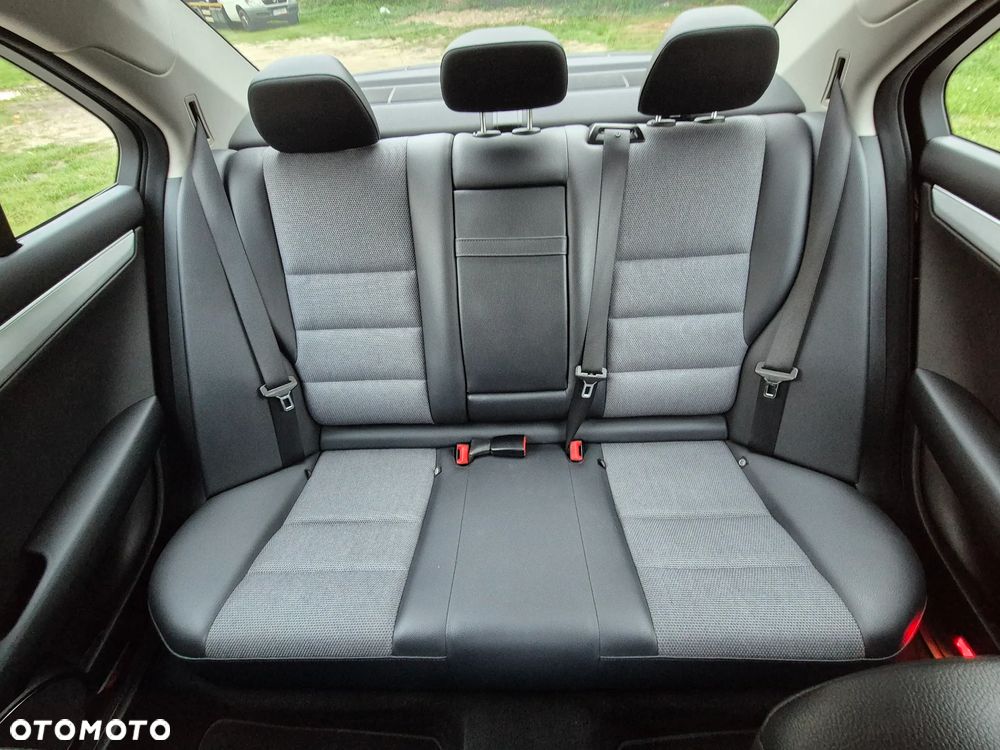 Mercedes-Benz Klasa C 180 BlueEFFICIENCY Avantgarde - 32