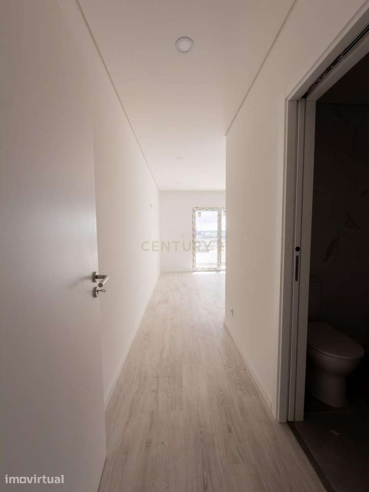 T1 Duplex com Varandas, Parqueamento e Arrecadação em Condomínio Priva - Grande imagem: 5/24