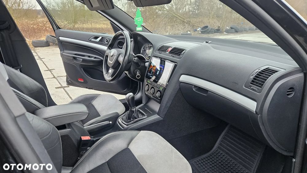 Skoda Octavia 2.0 TDI CR DPF RS - 27