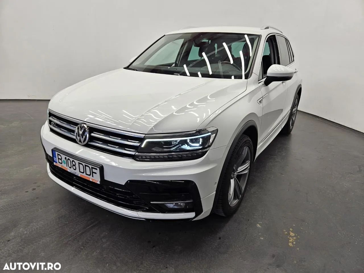 Volkswagen Tiguan - 1