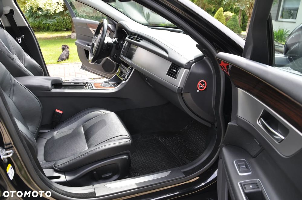 Jaguar XF 20d R-Sport - 19