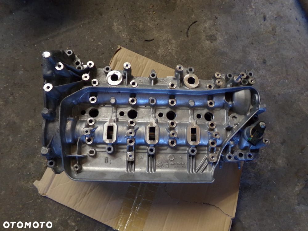 Kompletna głowica pokrywa zaworów Renault Trafic Opel Vivaro 110422959R 130C05277R