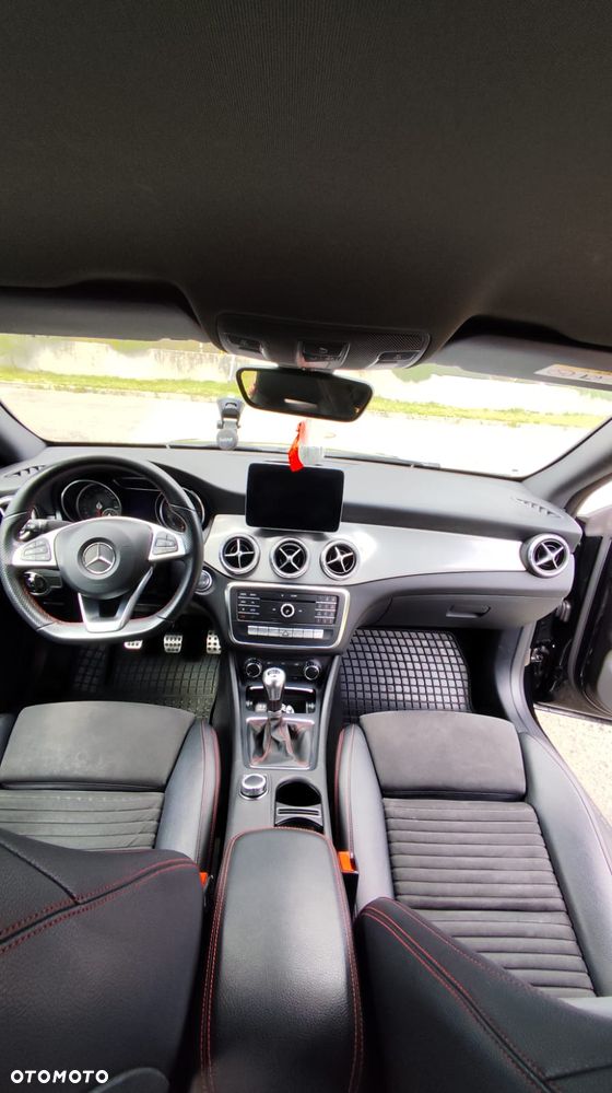 Mercedes-Benz CLA 180 AMG Line - 14