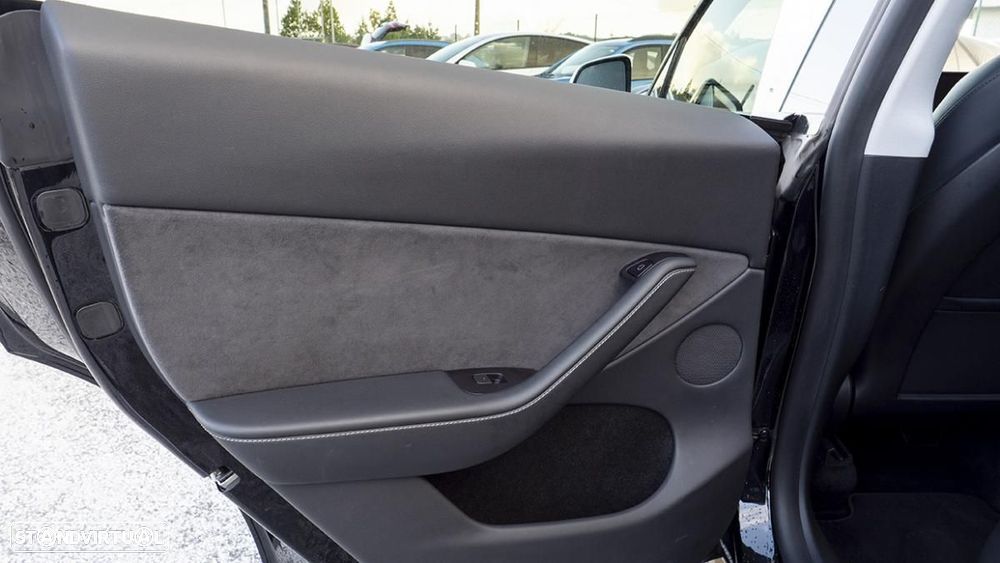 Tesla Model Y Long Range Dual Motor AWD - 33