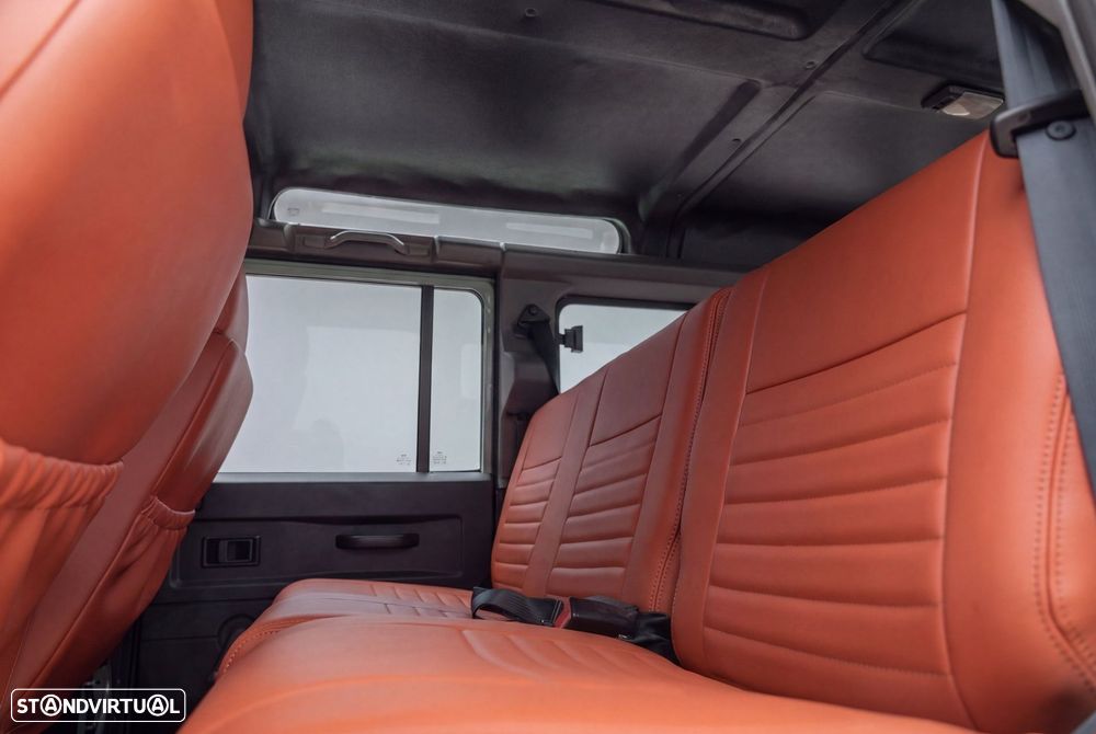 Land Rover Defender - 38