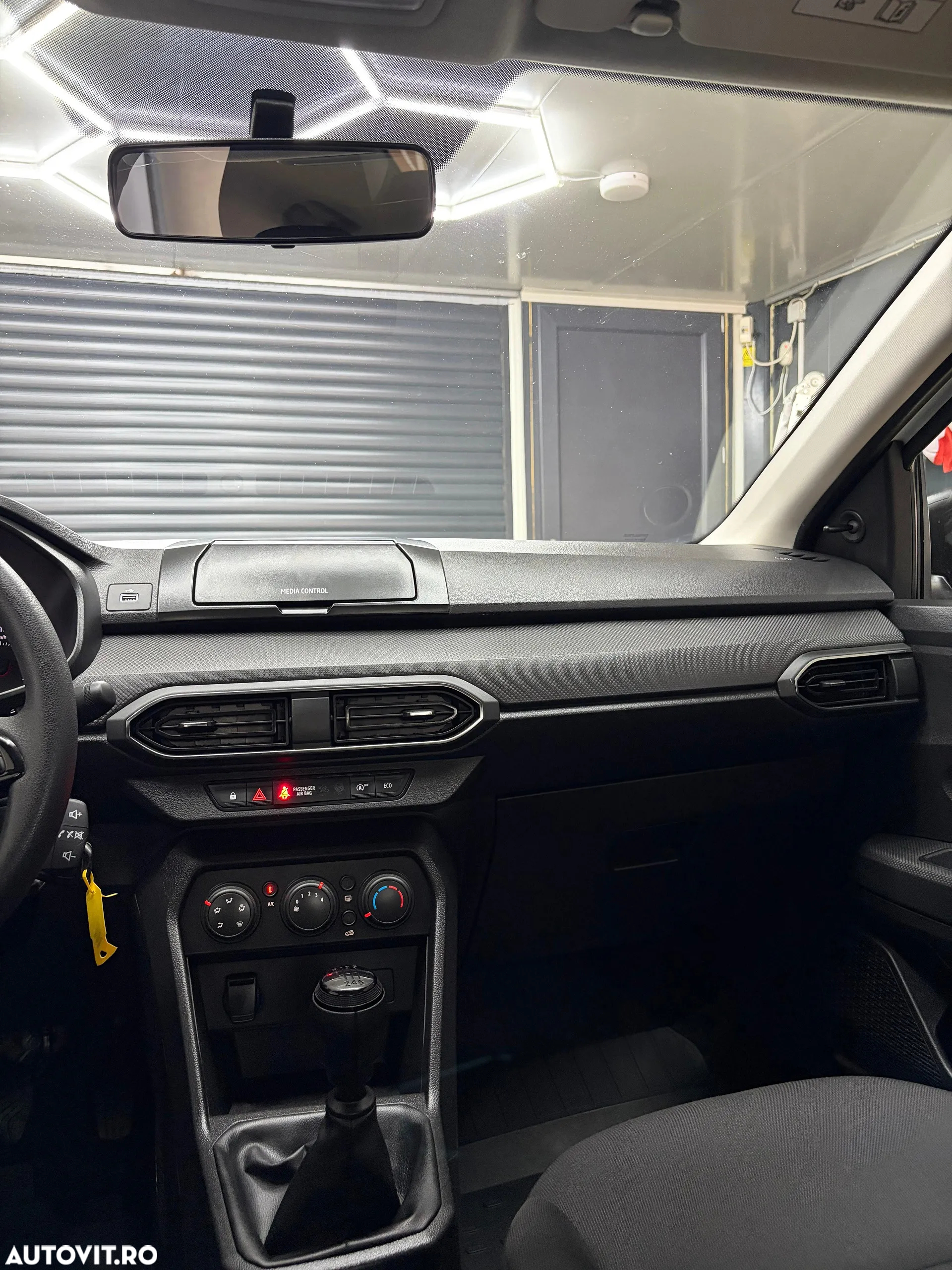 Dacia Logan TCe 90 Essential - 28