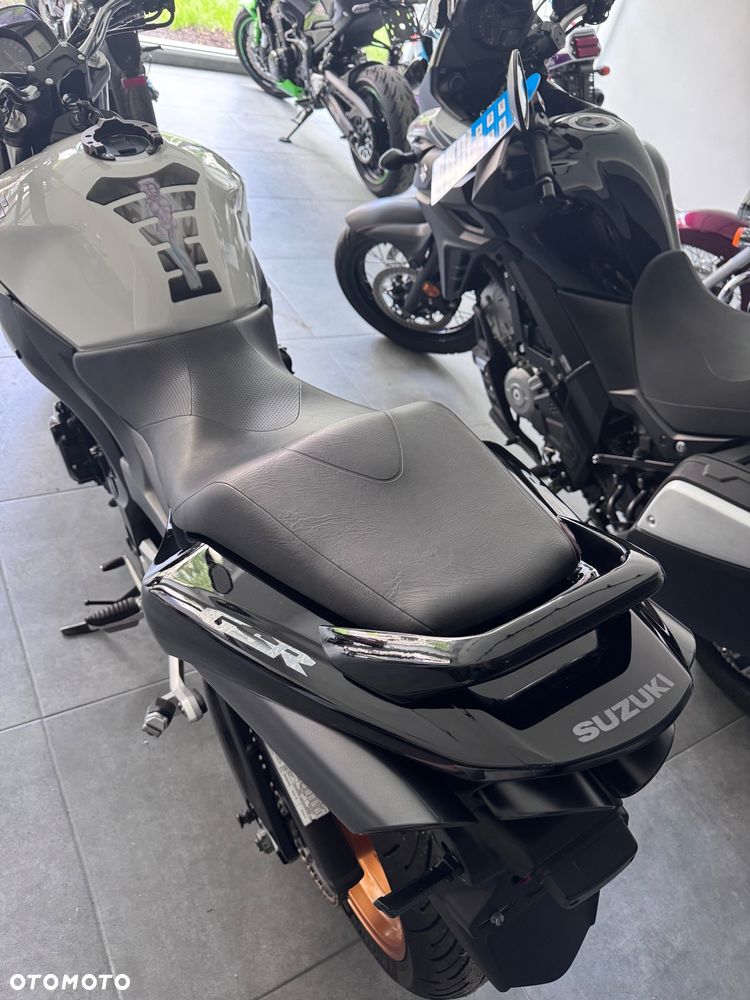 Suzuki GSR - 9