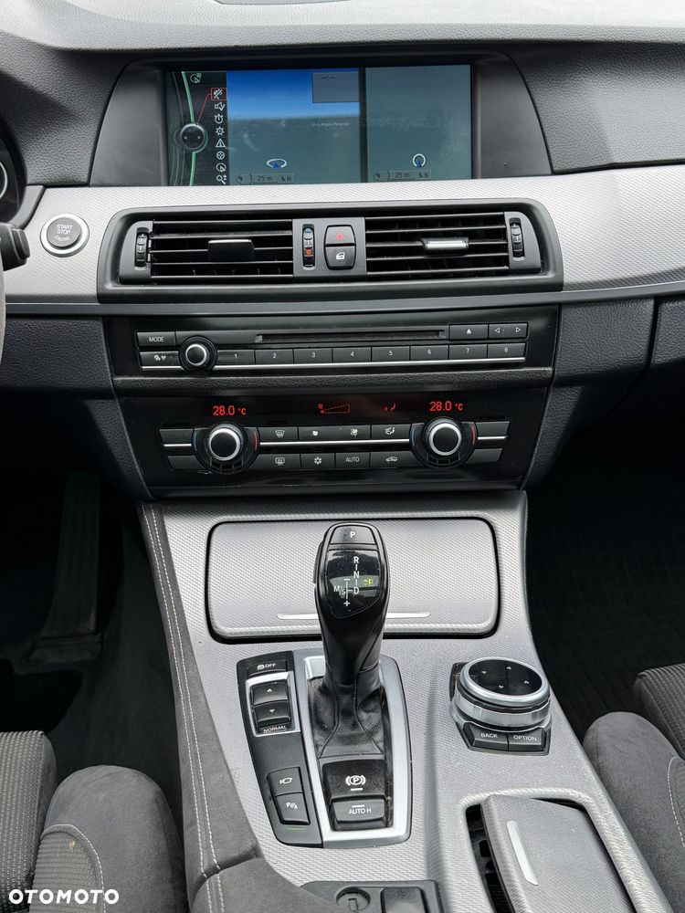 BMW Seria 5 525d Sport-Aut - 28