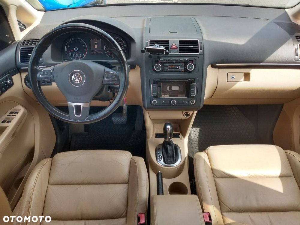 Volkswagen Touran - 11