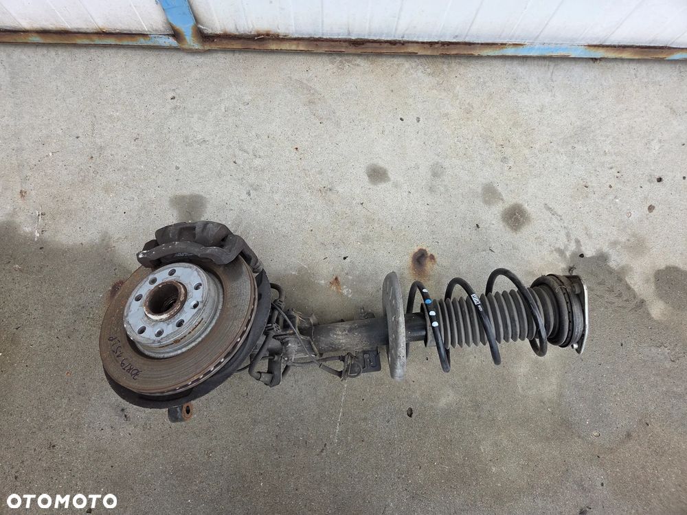 Macpherson amortyzator zwrotnica lewa Peugeot 308 T9 1.5 BLUEHDI - 1