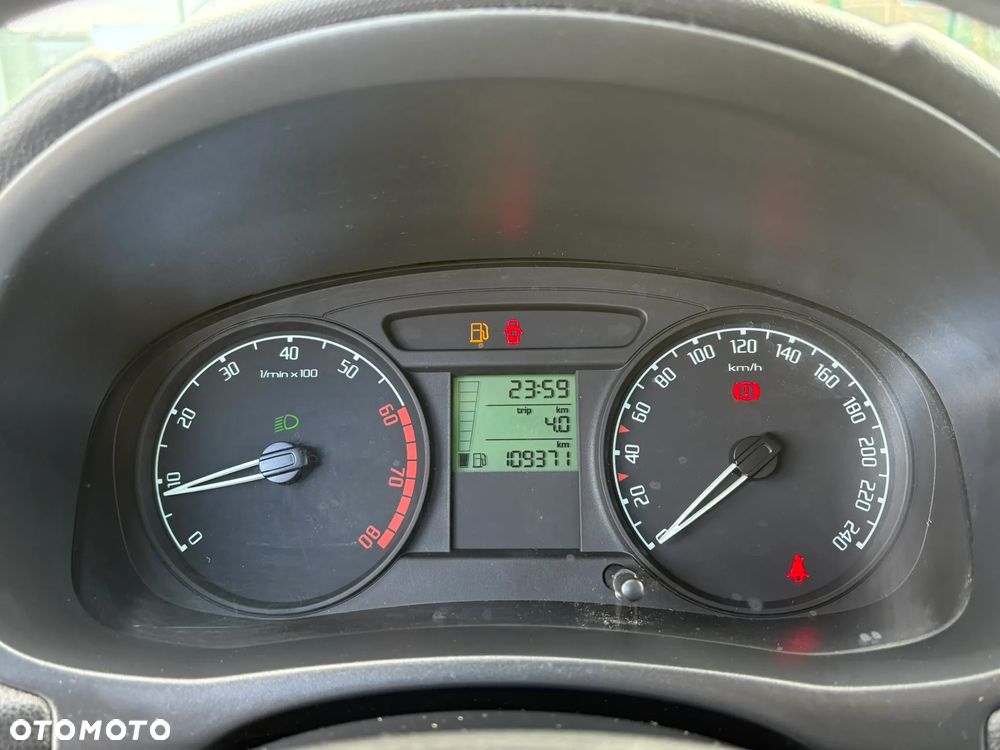 Skoda Fabia ver-1-2-12v-active - 22