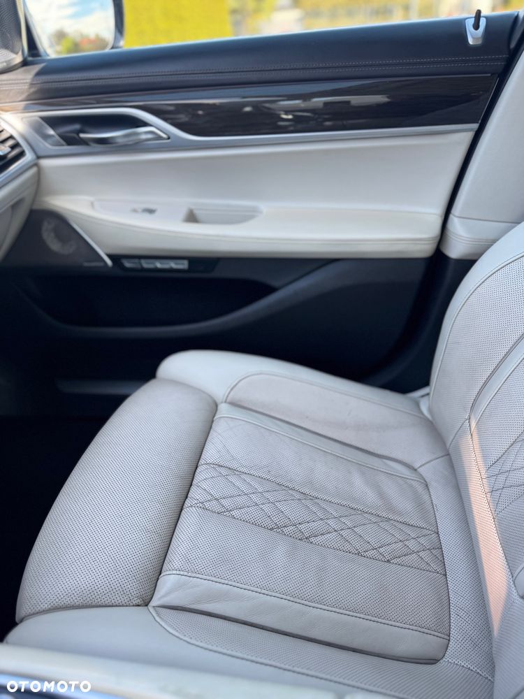 BMW Seria 7 750i xDrive - 25