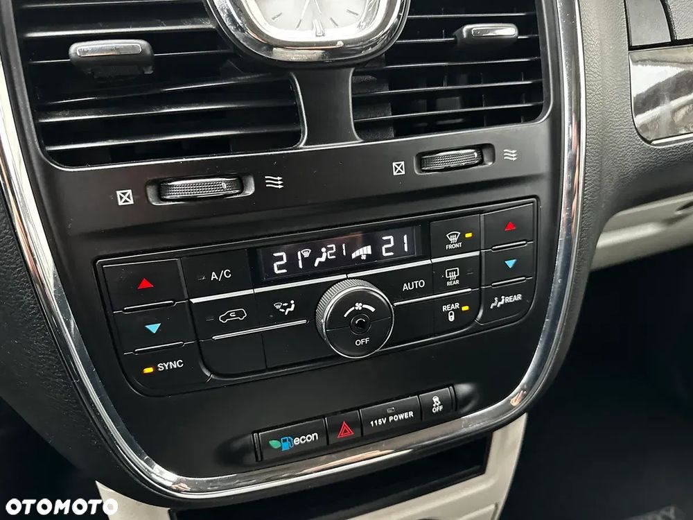 Chrysler Town & Country - 23