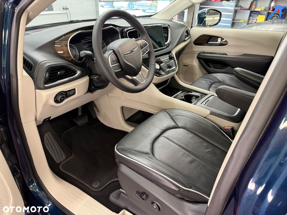 Chrysler Pacifica - 23