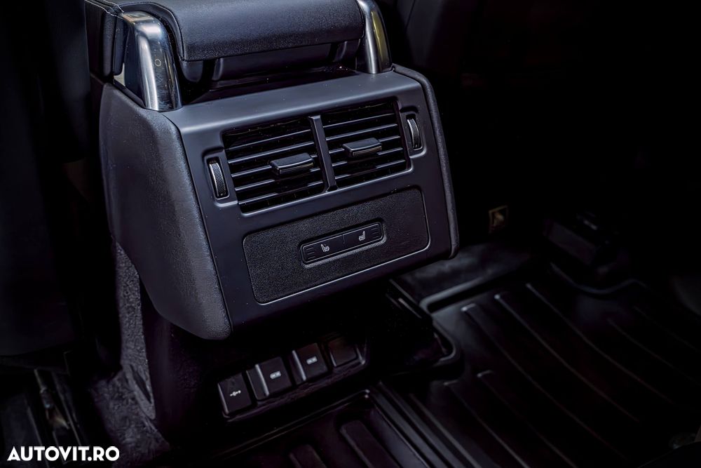 Land Rover Discovery 3.0D 250 MHEV R-Dynamic HSE - 17