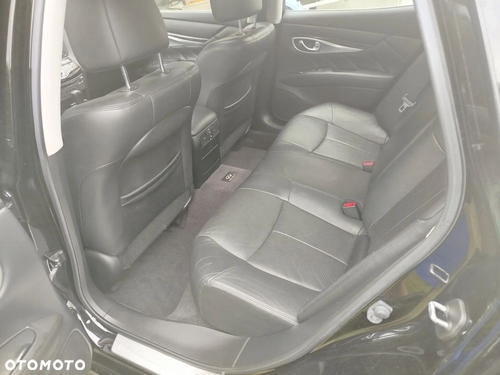 Infiniti M - 8