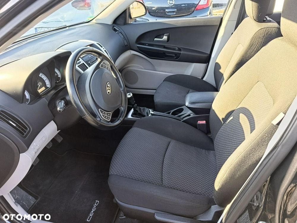 Kia Ceed - 9