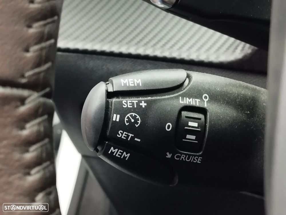 Peugeot 208 1.2 Hybrid Allure e-DCS6 - 24