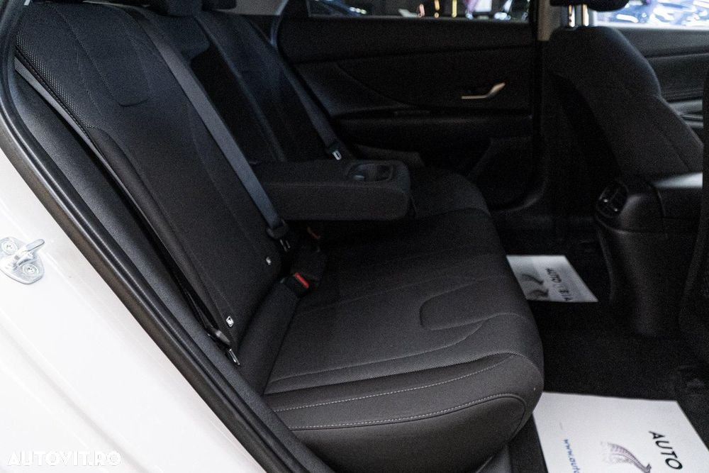 Hyundai Elantra 1.6 l 123 CP 6MT Highway - 8