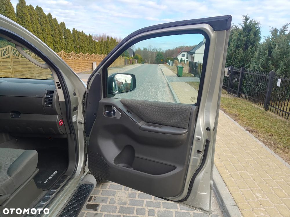Nissan Pathfinder 2.5 DCi SE - 23