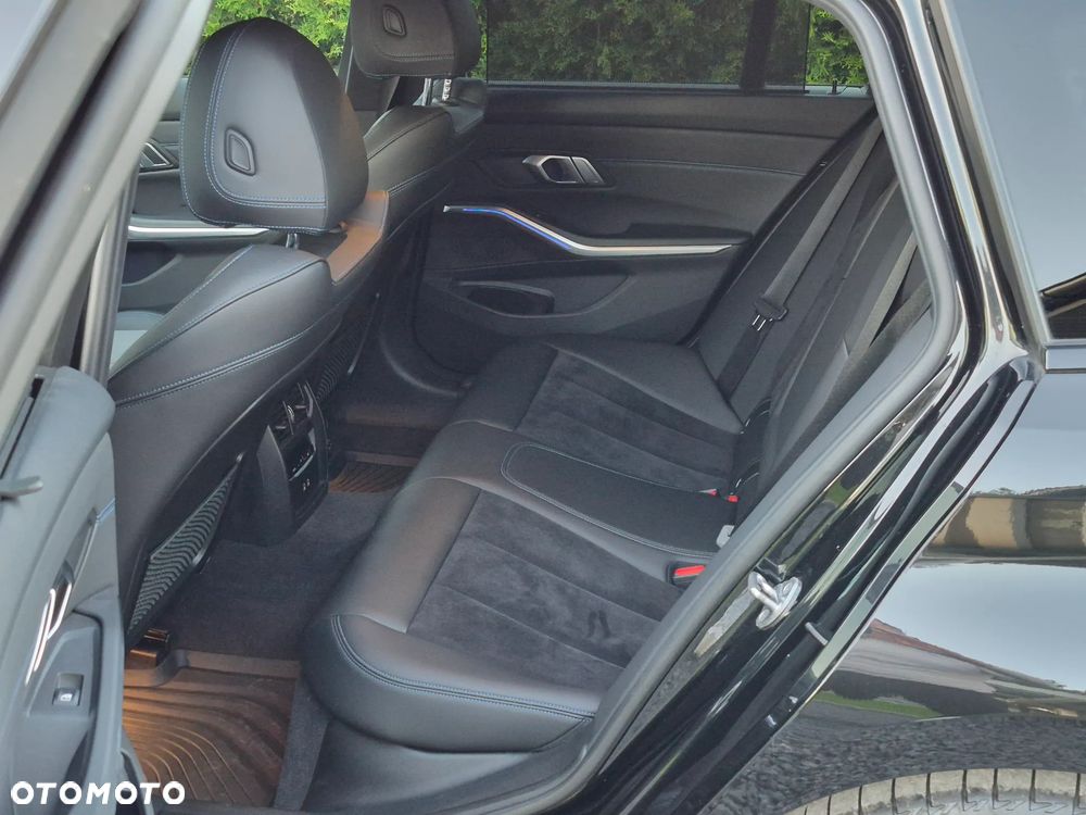 BMW Seria 3 320d mHEV - 12