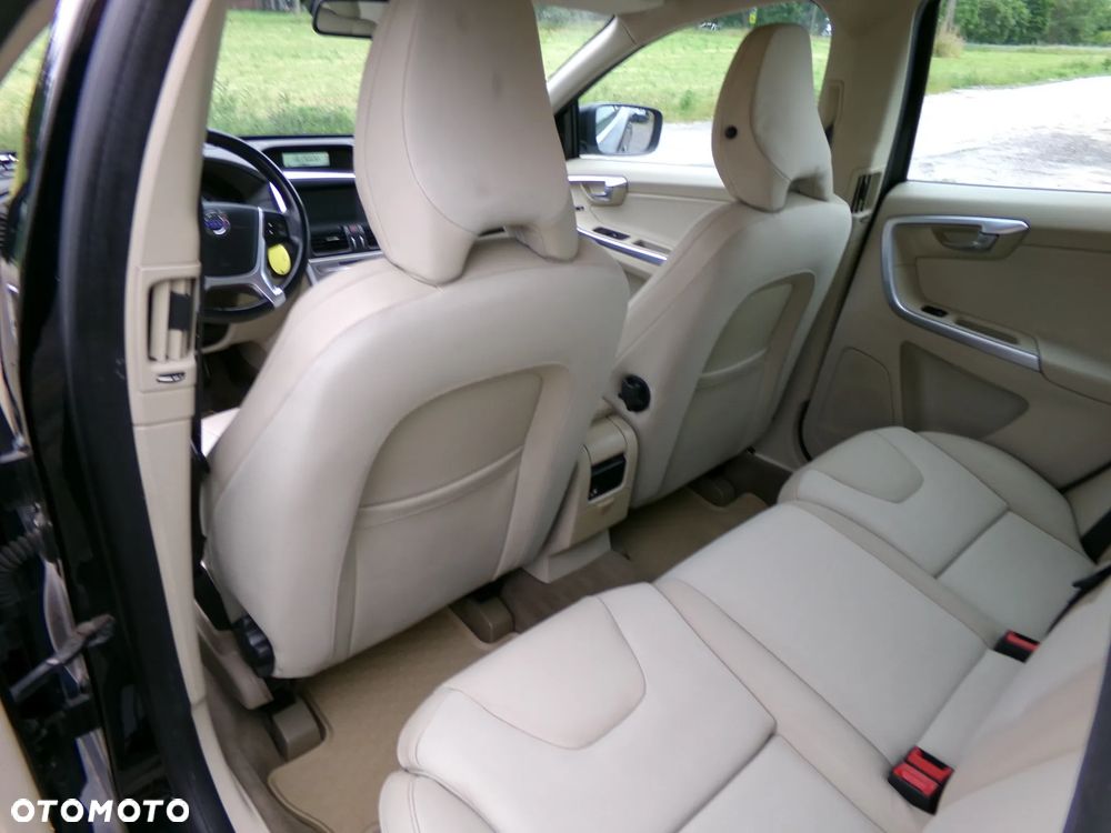 Volvo XC 60 D5 AWD Momentum - 9