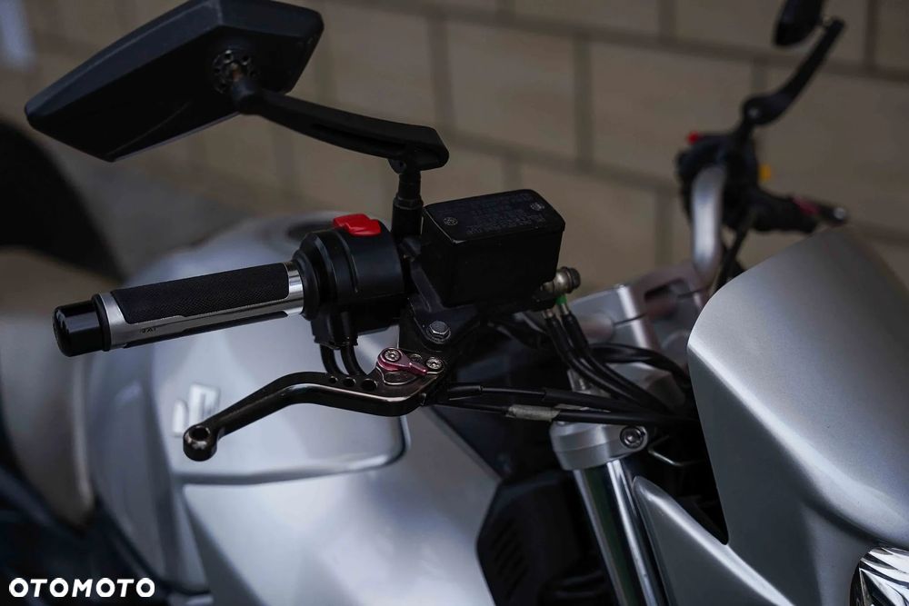 Suzuki GSR - 12