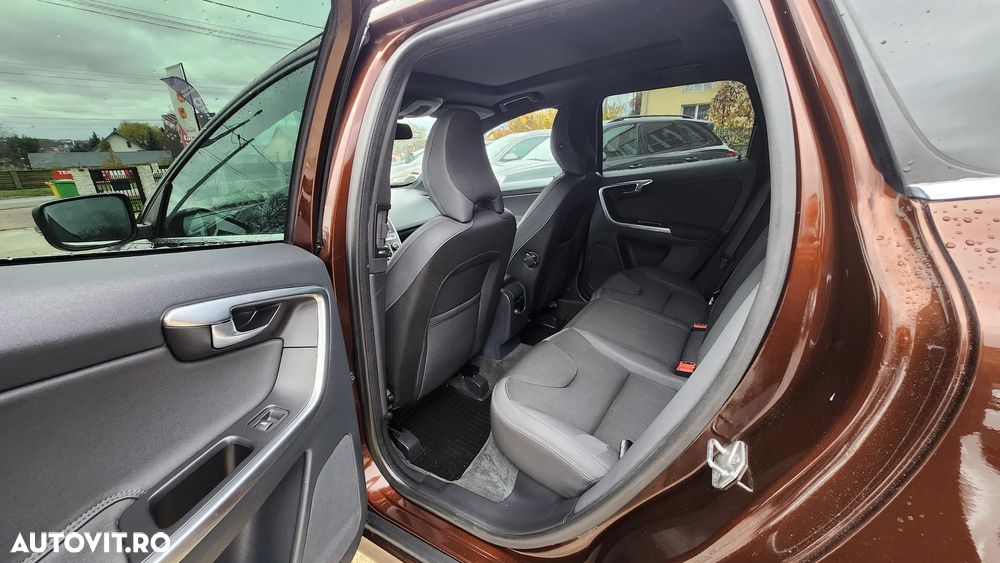 Volvo XC 60 D5 AWD Geartronic Momentum - 30