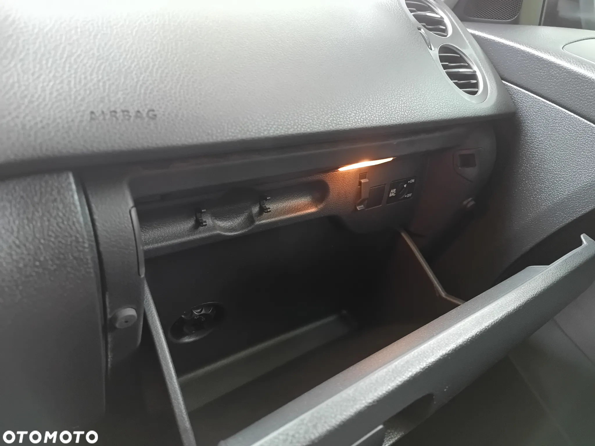 Volkswagen Tiguan 2.0 TDI DPF BlueMotion Technology Sport & Style - 11