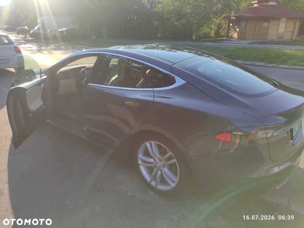 Tesla Model S 85 D - 7