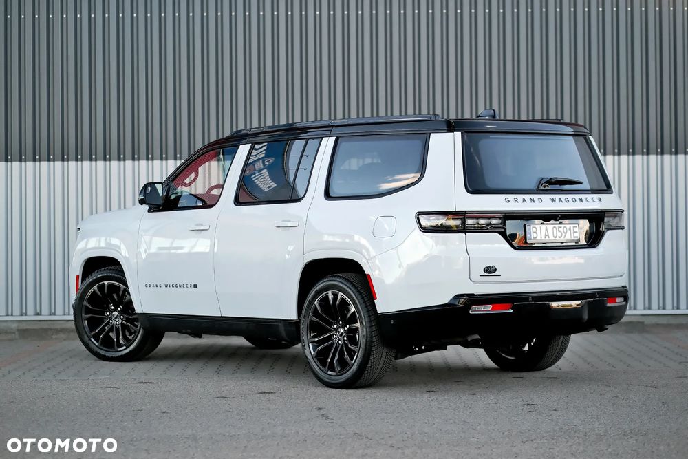 Jeep Grand Wagoneer - 16